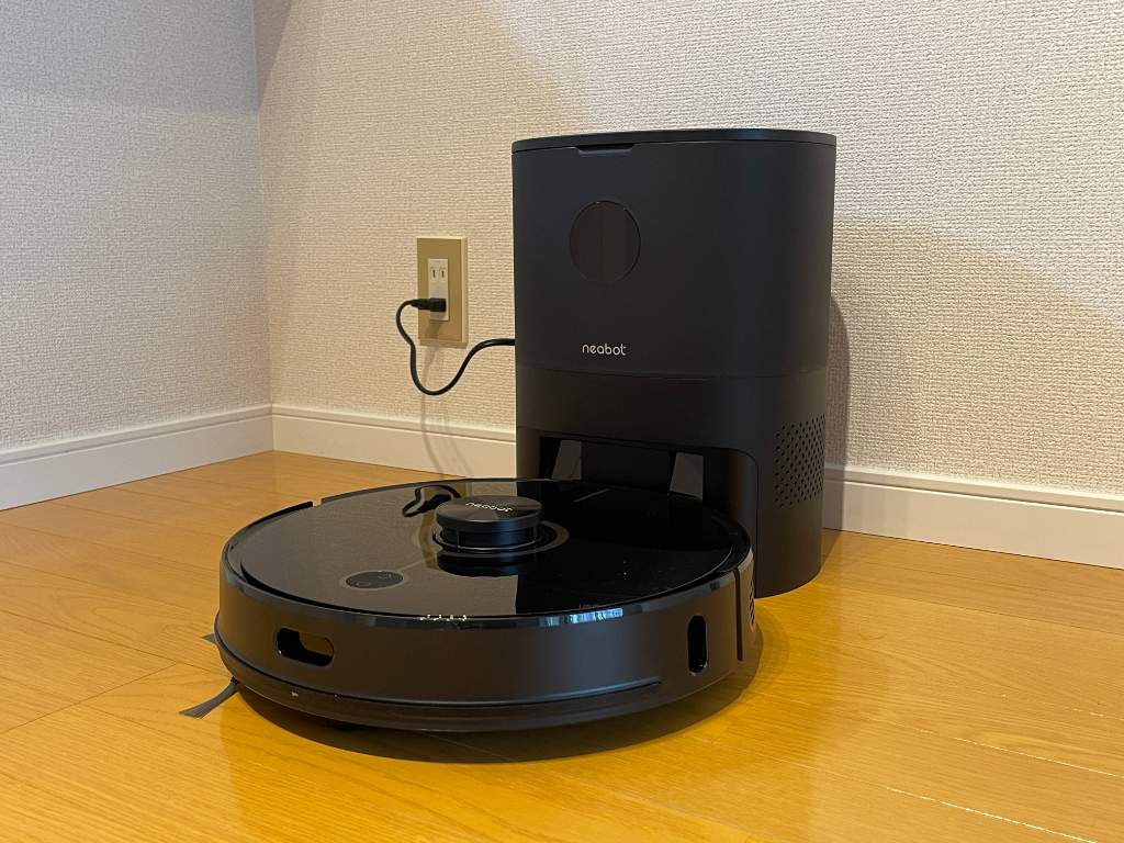 『PLUS LOG+』 掃除が終わったら自動でゴミ収集。同時に水拭きもできるロボット掃除機